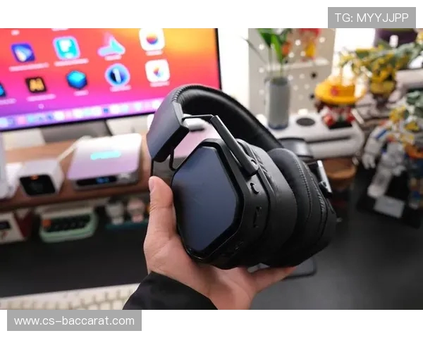 头戴式游戏耳机舒适设计让玩家长时间佩戴不压迫眼镜框体验更轻松